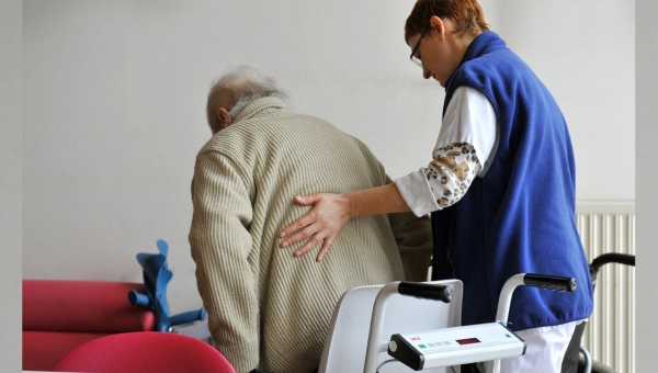 Ehpad : aider les soignants à prendre soin d’eux