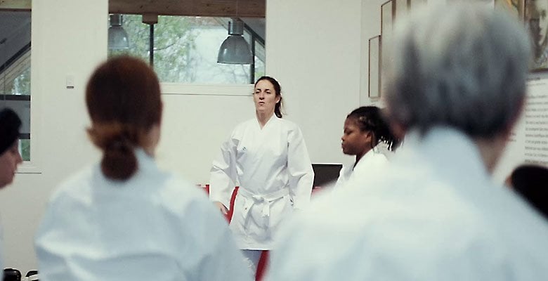 Laurence Fischer, lors d'un cours de karaté donné à la Maison des Femmes