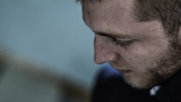 Jeune et sans amis : quand la solitude frappe les 15-30 ans