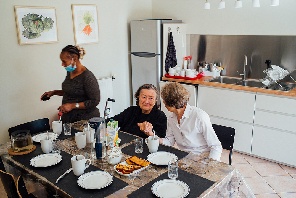 Maison des Sages des Loges en Josas, dans les Yvelines, le 27 aout 2021. La Maison des Sages est une colocation pour  8 personnes atteintes de la maladie d'Alzheimer en domicile partagé. © Lucien Lung