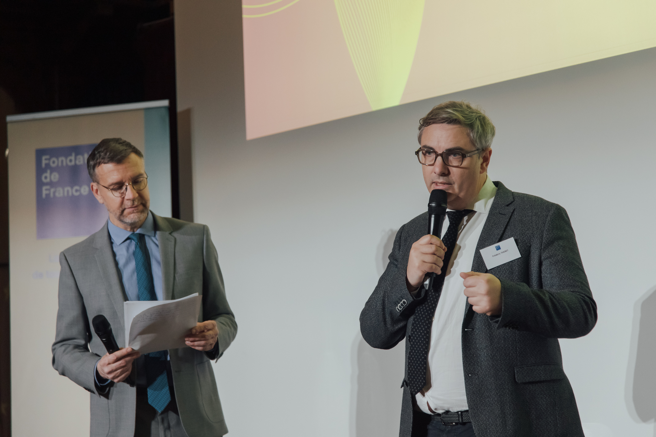 Mathieu Vidard, animateur de la soirée, et Frédric Théret, directeur du développement de la Fondation de France introduisent la soirée.