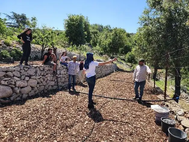 Les jeunes du projet Agri-jeunesse aménagent l’espace maraîcher agro-écologique