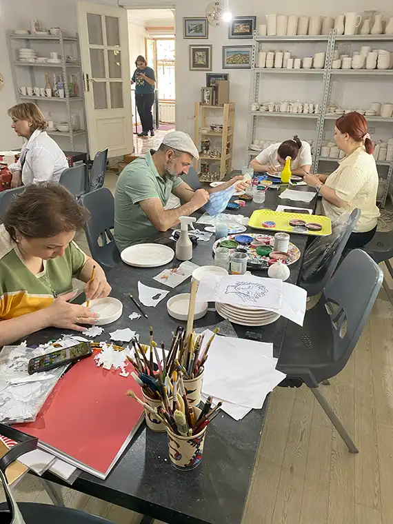 La Fondation Goy organise des ateliers de poterie thérapeutique.