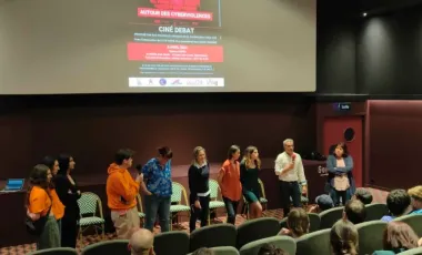 Delphine Duriaux lors d'un ciné-débat sur les cyberviolences.