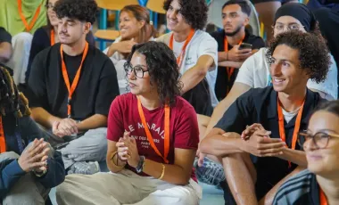Public de jeunes lors d'un moment de restitution pendant un séjour Camplus.